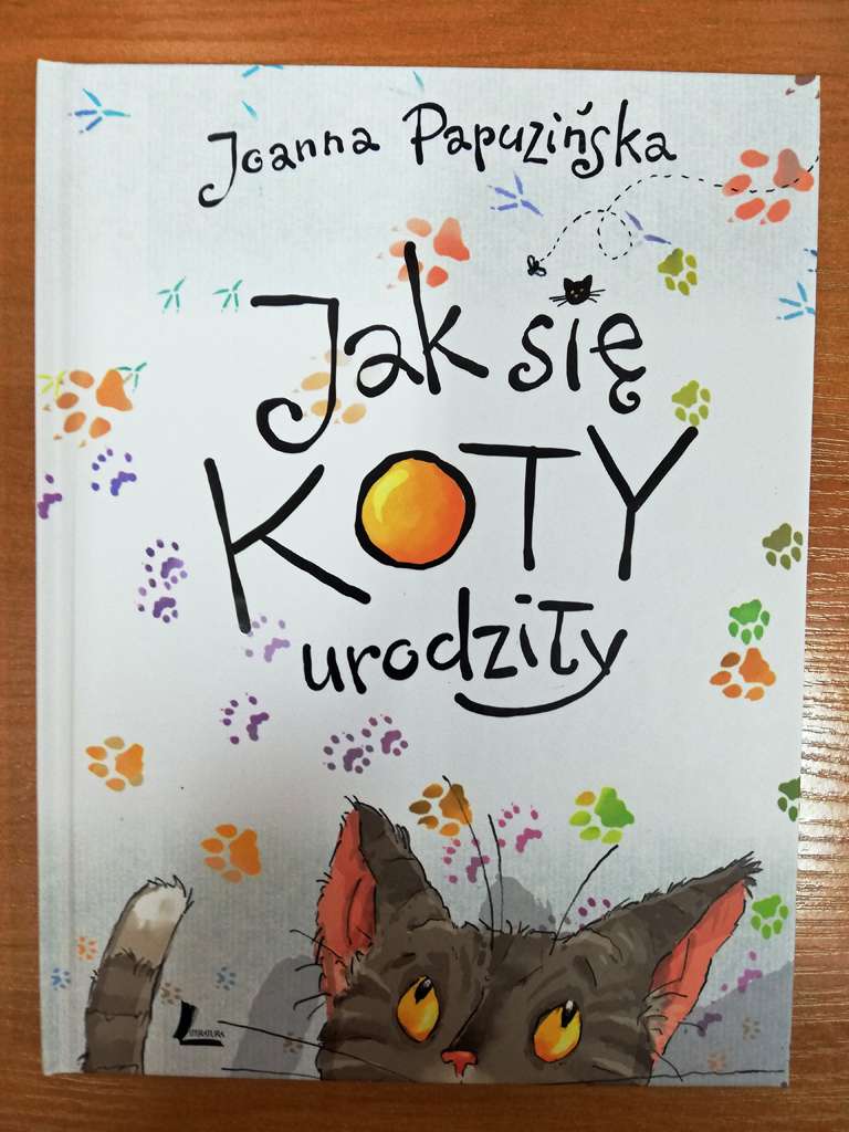 Okładka książki "Jak się koty urodziły" Joanny Papuzińskiej. Okładka i ilustracje: Mikołaj Kamler. Zdjęcie okładki: Aleksandra Charzewska. 