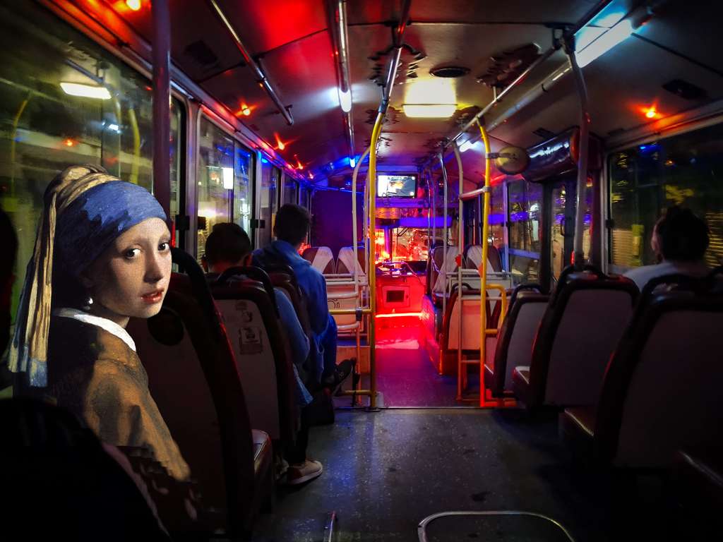 Dziewczyna z perłą w tramwaju autorstwa Emilii Guźnik. Remiks na podstawie obrazu Jana Vermeera "Dziewczyna z perłą" i zdjęcia wnętrza tramwaju.